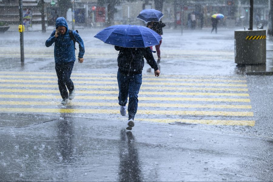Der Mittwoch wird regnerisch, schon am Dienstagabend ziehen Gewitter auf.