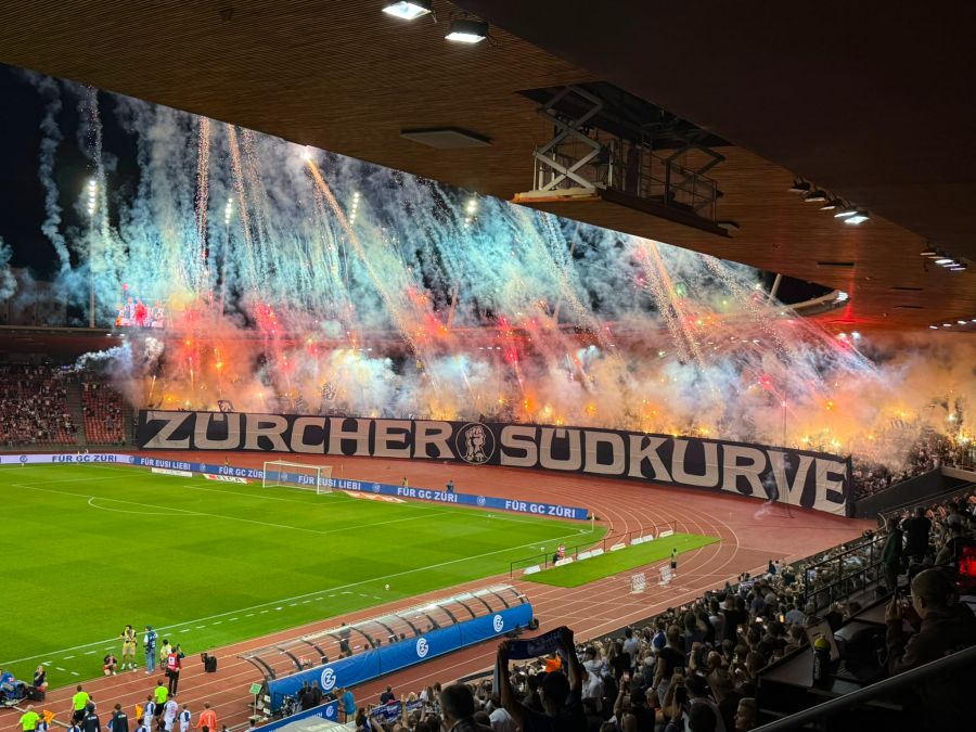 Die FCZ-Fans sorgen vor dem Derby für ein Feuerwerk.