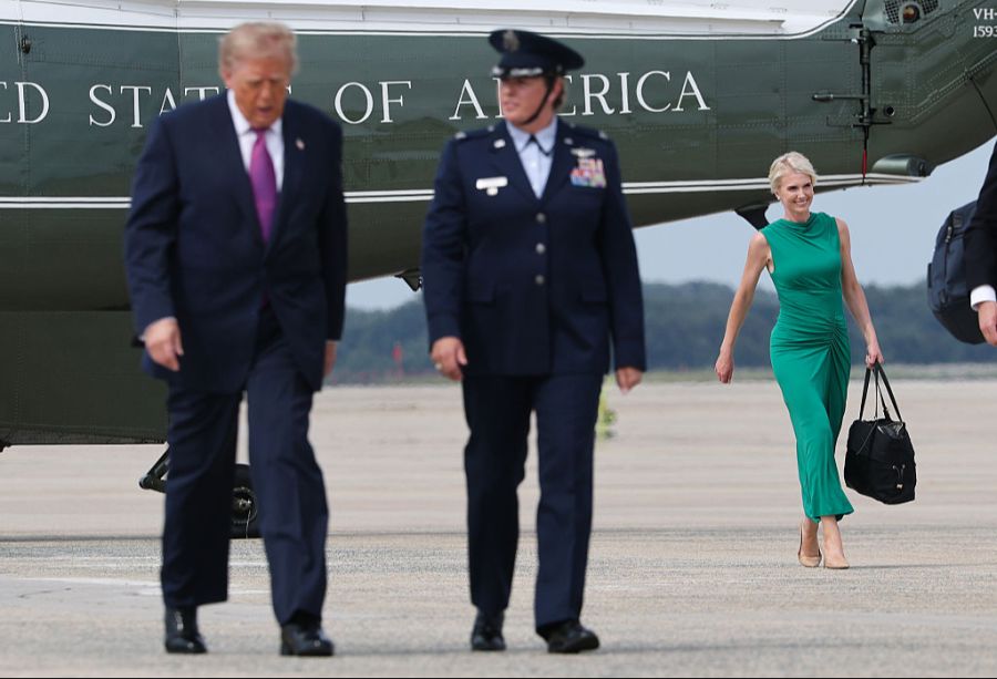 Donald Trump läuft über das Rollfeld, Natalie Harp folgt im Hintergrund. Die 35-Jährige gehört zu seinem engsten Umfeld.