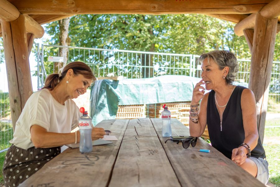 Regisseurin Livia Anne Richard (links) und Laiendarstellerin Andrea Bauer blicken gemeinsam auf den Theatersommer zurück.