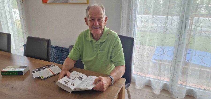 Peter Lenz besitzt zahlreiche Bücher, mit denen er sein fundiertes Wissen stets erweitern kann.