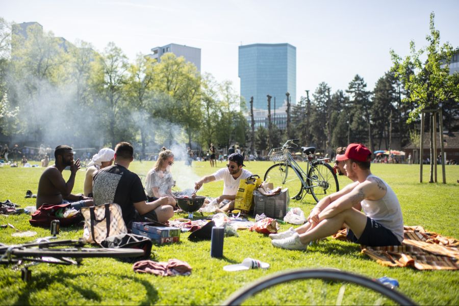 Ein Bild von grillierenden Leuten wie hier im Sommer 2022 sollte es im Moment keins geben.