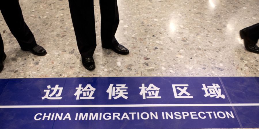 ARCHIV - Ein Schild mit der Aufschrift «China Immigration Inspection» wird am Boden im West Kowloon Bahnhof im Hong Kong Port Area angezeigt, wo sich das Terminal für die Guangzhou-S...