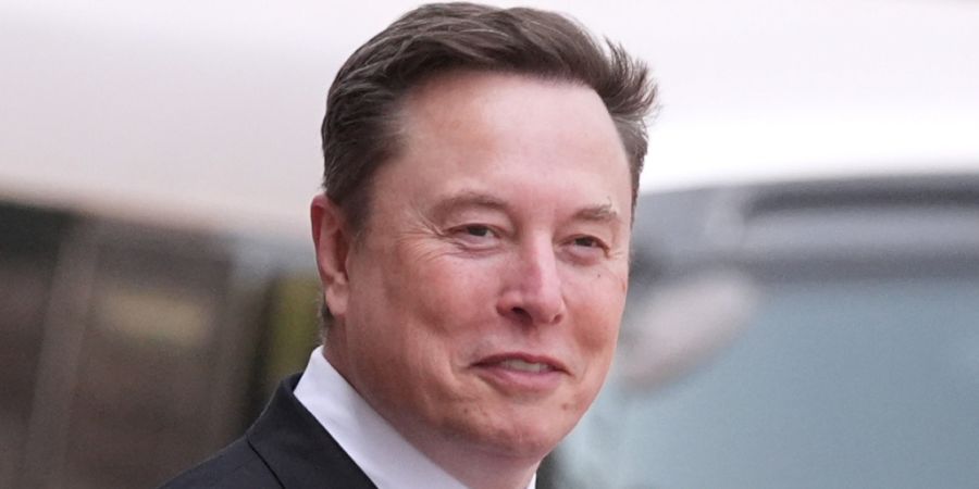 Tech-Milliardär Elon Musk warf Apple unfairen Wettbewerb vor. Die Klage liess er nun aber fallen. (Archivbild)