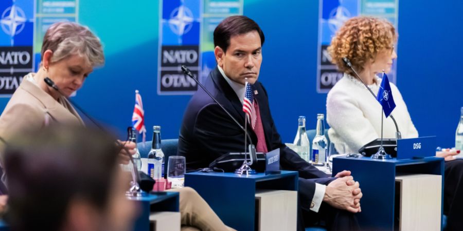 Marco Rubio (M), Außenminister der Vereinigten Staaten von Amerika, nimmt an der Arbeitssitzung des Nato-Außenministertreffens teil. Foto: Christoph Soeder/dpa