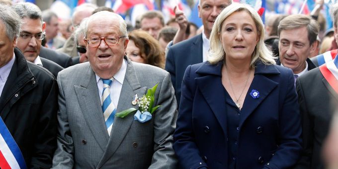 Das Verhältnis zwischen Marine und Jean-Marie war lange Zeit schwierig. (Archivbild) Yoan Valat/EPA/dpa Familie Le Pen