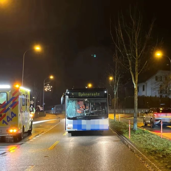 Bus verletzt Frau 17