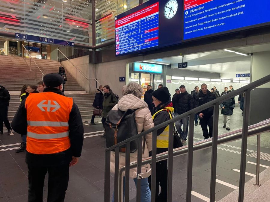 Im Bahnhof Olten müssen viele Passagiere erst noch informiert werden.