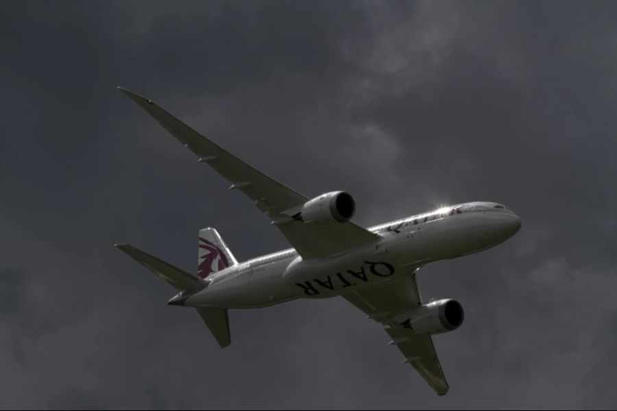 Die Crew des Flugzeugs habe die Leiche dann auf einen Sitzplatz neben die beiden Australier gesetzt. (Symbolbild)