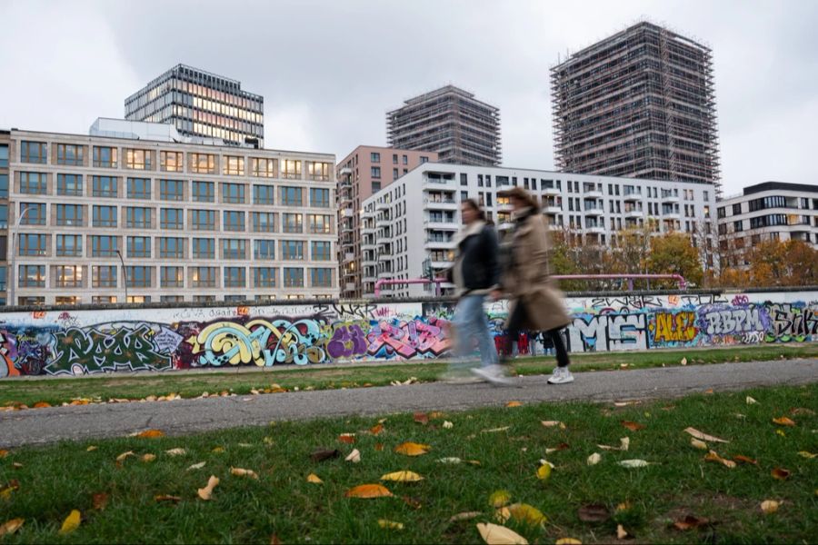 Nicht nur das hohe Lohnniveau zieht Deutsche an: Viele sehen in Deutschland keine Aufstiegschancen. Hier ein Bild aus Berlin. (Archivbild)