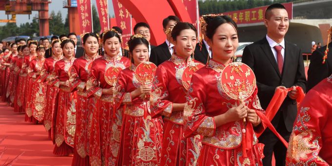 In China ist die Zahl der Eheschliessungen rückläufig. Ein Unternehmen wollte seine Mitarbeiter daher zu nun ihrem Glück zwingen – doch die Behörden schritten schnell ein. (Symbolbild) Hochzeit