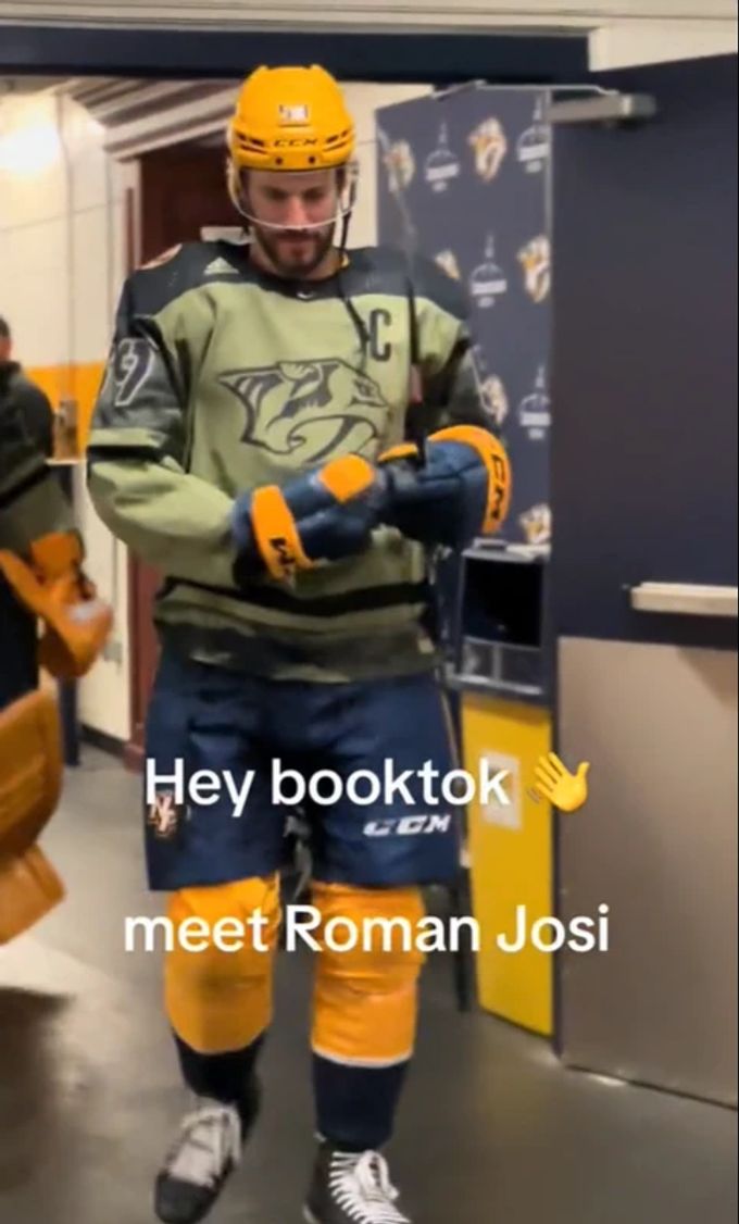 Sogar die Nashville Predators machen bei Bücher-Fans Werbung für ihren Star Roman Josi. Roman Josi