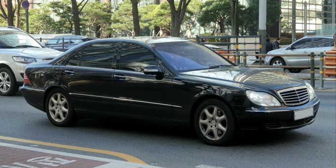 Die Mercedes-Benz S-Klasse Baureihe 220 bot verschiedene Motoren, meist mit wahlweise kurzem oder langem Radstand. S-Klasse W 220