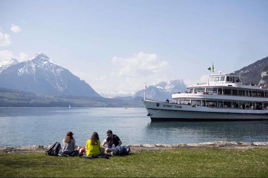 Mit dieser Karte kann eine Person einen Tag lang günstig durch die Schweiz reisen.