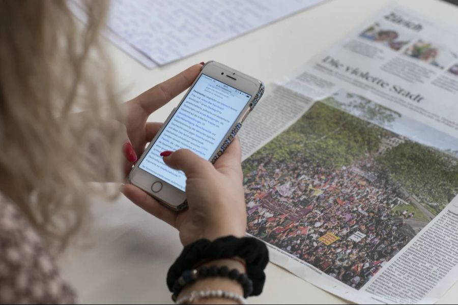 Das strikte Handy-Verbot diene zum Schutz der Schülerinnen und Schüler.