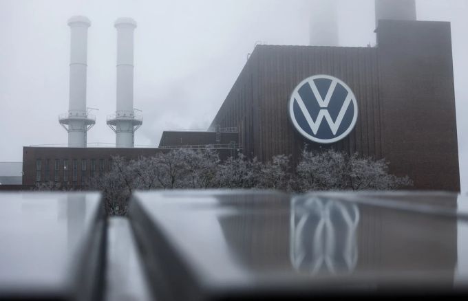 Auch Autobauer VW gerät an den Börsen unter Druck. (Symbolbild) VW Nebel Börsen