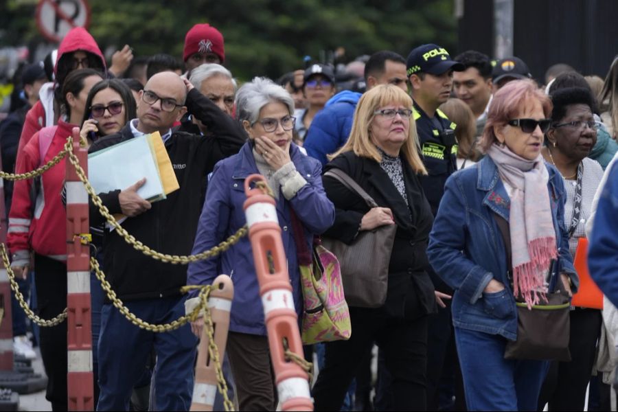 Ausserhalb der US-Botschaft in Bogota, Kolumbien, stehen Leute an, deren Visa-Termine aufgrund der Streitigkeiten zwischen den beiden Ländern abgesagt wurde.