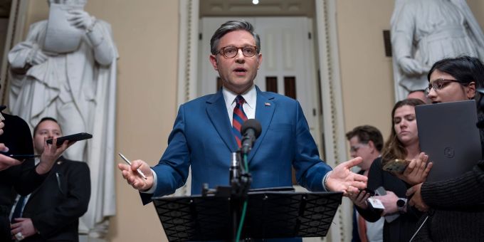Der republikanische Vorsitzende des Repräsentantenhauses, Mike Johnson, muss nun einen Ausweg finden. Der republikanische Vorsitzende des Repräsentantenhauses, Mike Johnson, muss nun einen Ausweg finden.