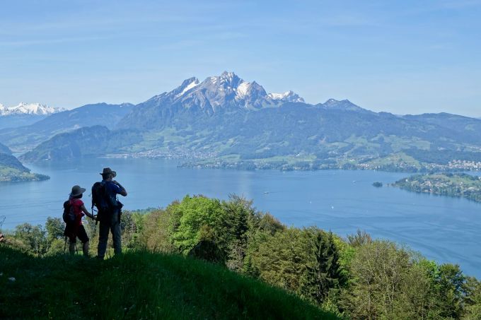 Nach der guten Aussicht auf den Vierwaldstättersee hat man ebenfalls beste Aussichten auf ein genussvolles Menü im Kräuterhotel Edelweiss. Rigi Wanderung Gourmet