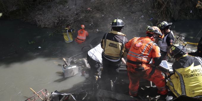 Der Bus mit mehr als 70 Insassen war am nördlichen Stadtrand der Hauptstadt Guatemala-Stadt von einer Brücke in eine Schlucht gestürzt und in einem von Abwasser verunreinigten Fluss gelandet. Guatemala City