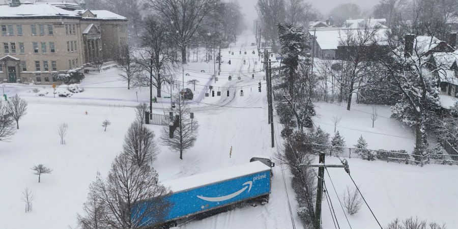 Das Winterwetter sorgt für Verkehrschaos.