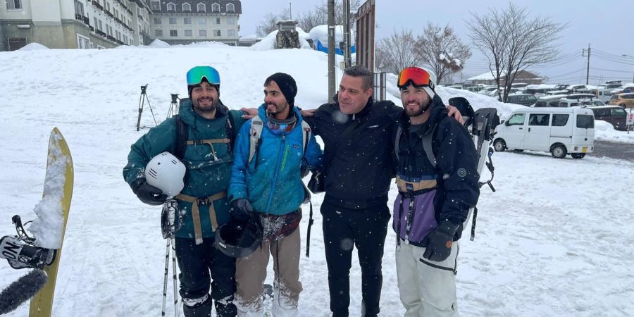 Die Geretteten strahlen, nachdem sie schlimme Stunden am Berg erleben mussten.