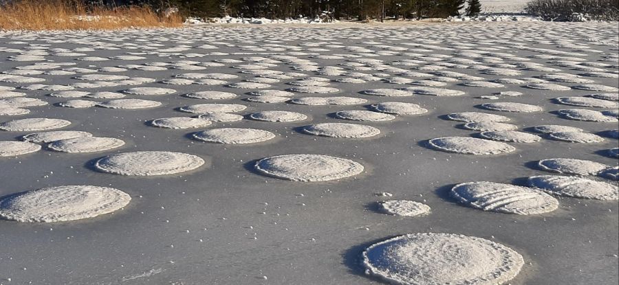 Die Schneeteller auf dem Lac des Rouges erinnern tatsächlich an Omeletts oder Pancakes.