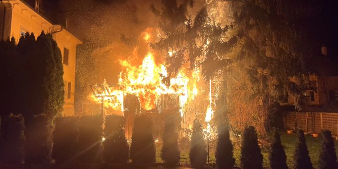 Amriswil TG: Gartenhaus und Tanne in Vollbrand. Amriswil TG