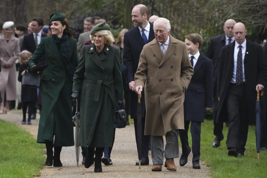 Prinzessin Kate mit Camilla, Gatte William, Schwiegervater King Charles und Söhnchen George.