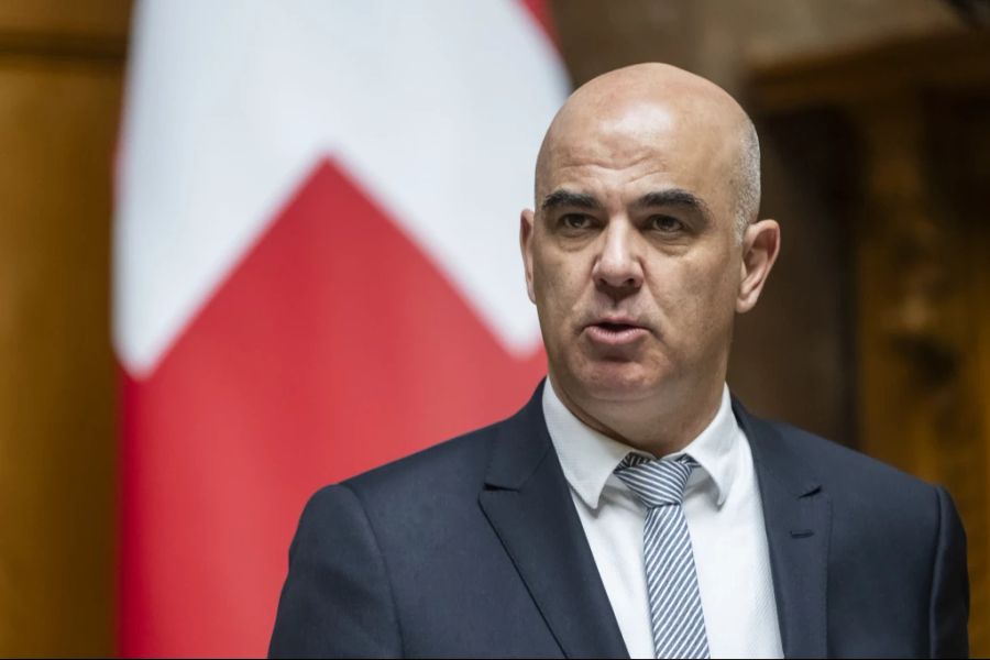 Deshalb hat der Bundesrat 2023 neue Massnahmen zur Förderung von Generika beschlossen. Hier im Bild der damalige Gesundheitsminister Alain Berset.