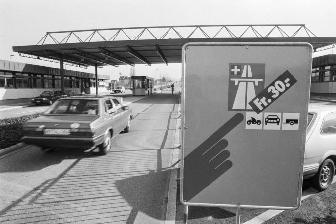 Eine Hinweistafel informiert Automobilisten am Grenzübergang im Kanton Aargau über die Autobahnvignette, die ab 1. Januar 1985 obligatorisch ist, aufgenommen am 28. November 1984. Autobahnvignette