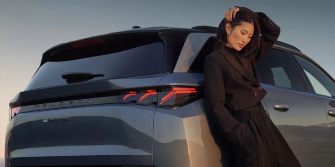 Dank seiner kraftvollen Elektromotoren und seiner effizienten Batterietechnologie bietet der Peugeot e-5008 ein dynamisches Fahrerlebnis und emissionsfreie Mobilität. Peugeot e-5008