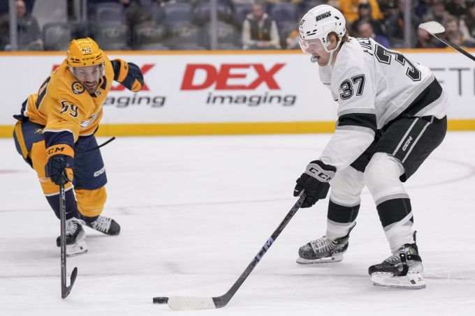 Roman Josi (li.) gab bei den Predators sein Comeback in der NHL. Roman Josi Predators NHL