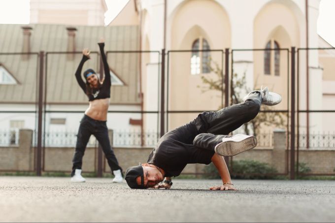 Auch im Hip-Hop und Breakdance schaffte der Sneaker den Durchbruch. Fashion