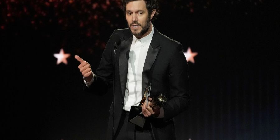 Adam Brody spielte einen Rabbi in der Serie «Nobody Wants This» an der Seite von Kristen Bell und wurde nun als bester Schauspieler in einer Comedyserie ausgezeichnet.