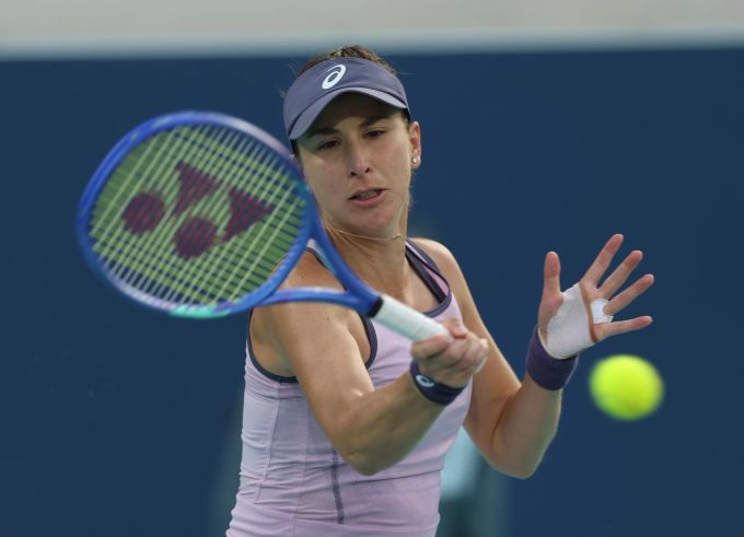 Belinda Bencic spielt den Final in Abu Dhabi mit getapeder Hand. Belinda Bencic Abu Dhabi