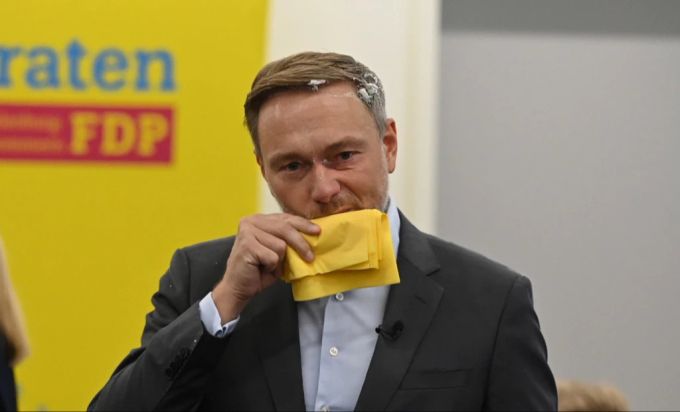 FDP-Vorsitzende Christian Lindner wurde bei einem Wahlkampfauftritt in Greifswald mit einer Schaumtorte beworfen. lindner