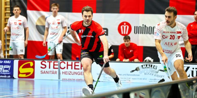 Verteidiger Nicola Heierli in Aktion. Nicola Heierli UHC Pfannenstiel