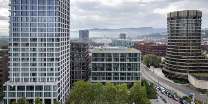 Drohnenaufnahme vom Moevenpick Hotel, einem Baloise Gebaeude und dem BIZ-Turm. BIZ-Turm