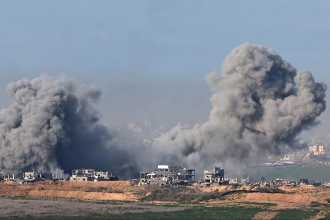 Die Angriffe im Gazastreifen halten an. Rauch steigt am heutigen Morgen über Beit Hanoun auf. Gaza Israel