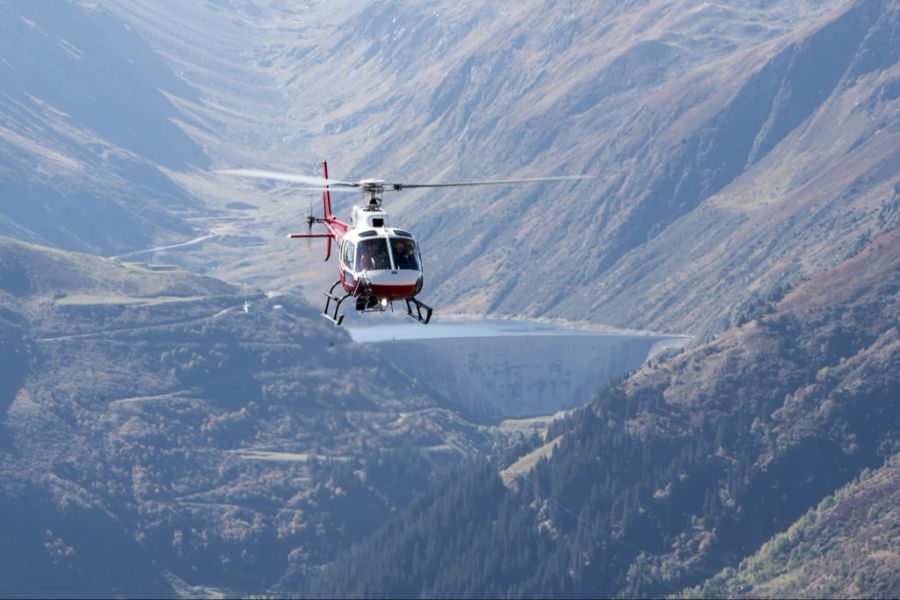 Swiss Helicopter flog dieses Jahr rund 500 Personen ans Lauberhorn-Rennen. Hier ein Heli von Swiss Helicopter im Anflug im Gebiet Oberalppass.