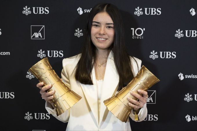 Naomy Luyet von YB räumt bei den Swiss Football Awards gleich zwei Trophäen ab. Swiss Football Awards