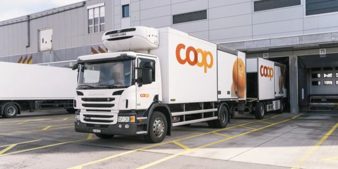 Lastwagen im Coop-Verteilzentrum