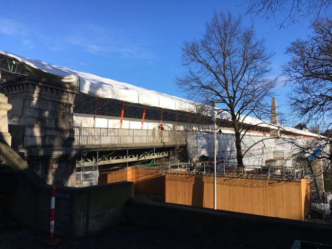 Die 400 Meter lange Kornhausbrücke ist komplett eingehüllt. Kornhausbrücke