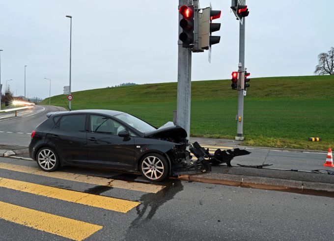Autofahrer prallt in Oberkirch in Ampel. Unfall