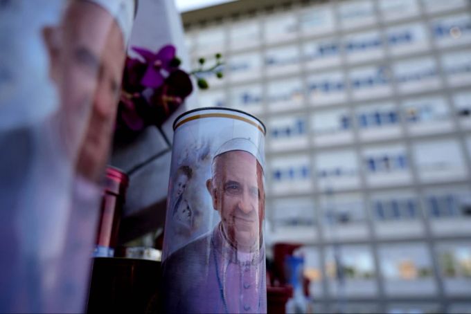 Die Genesung des Papstes schreitet voran – er feiert sein 12. Jahr als Pontifex im Spital in Rom. papst