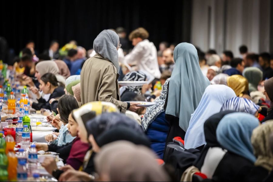 Im Ramadan darf von Sonnenaufgang bis Sonnenuntergang nichts gegessen und getrunken werden.