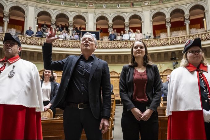 Ueli Schmezer (SP/BE) und Fabienne Stämpfli (GLP/BE) legen den Amtseid ab, am 4. März 2025 im Nationalrat in Bern. Ueli Schmezer Fabienne Stämpfli