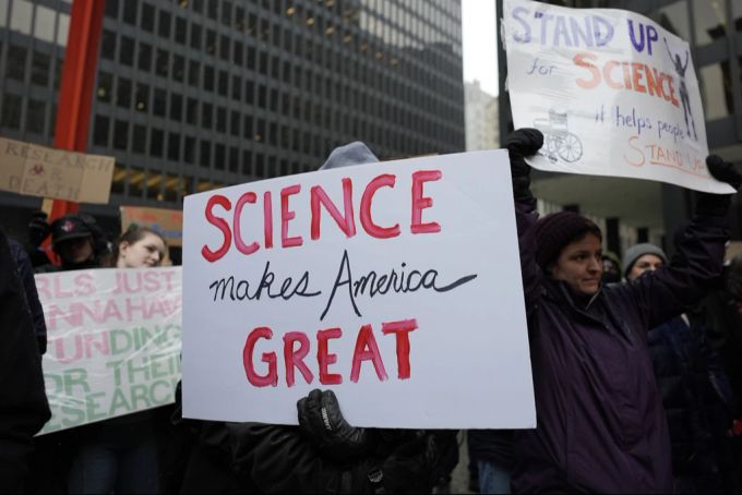 Tausende Wissenschaftler protestierten gegen die Politik von Donald Trump. donald Trump