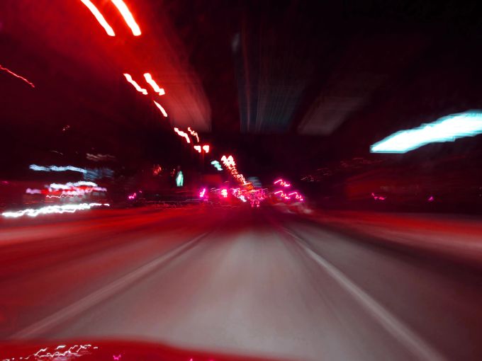Zwei Autos lieferten sich eine Verfolgungsjagd, als es zur Schiesserei kam. (Symbolbild) schiesserei schnelle autos